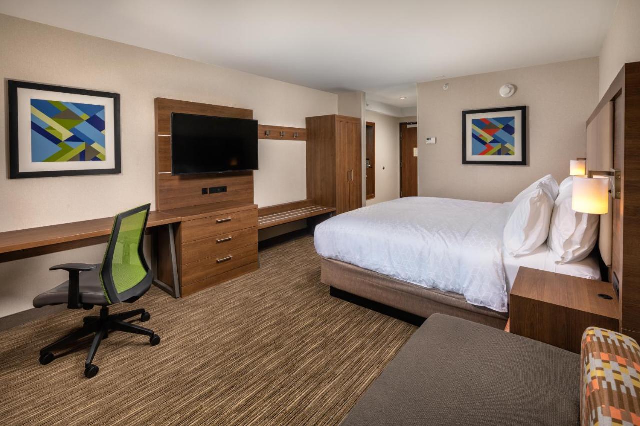 Holiday Inn Express & Suites Chatsworth By Ihg Los Angeles Exterior photo