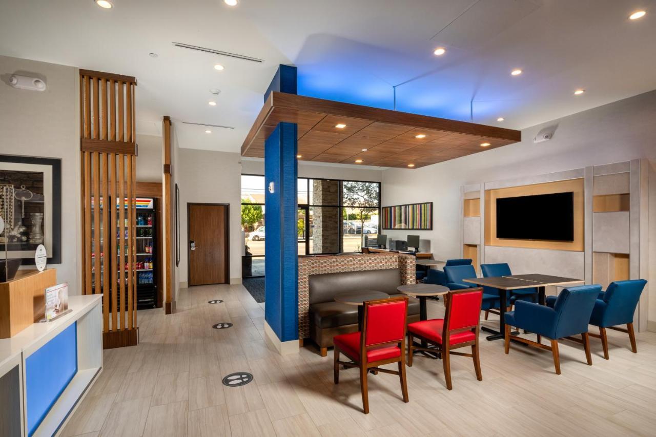 Holiday Inn Express & Suites Chatsworth By Ihg Los Angeles Exterior photo