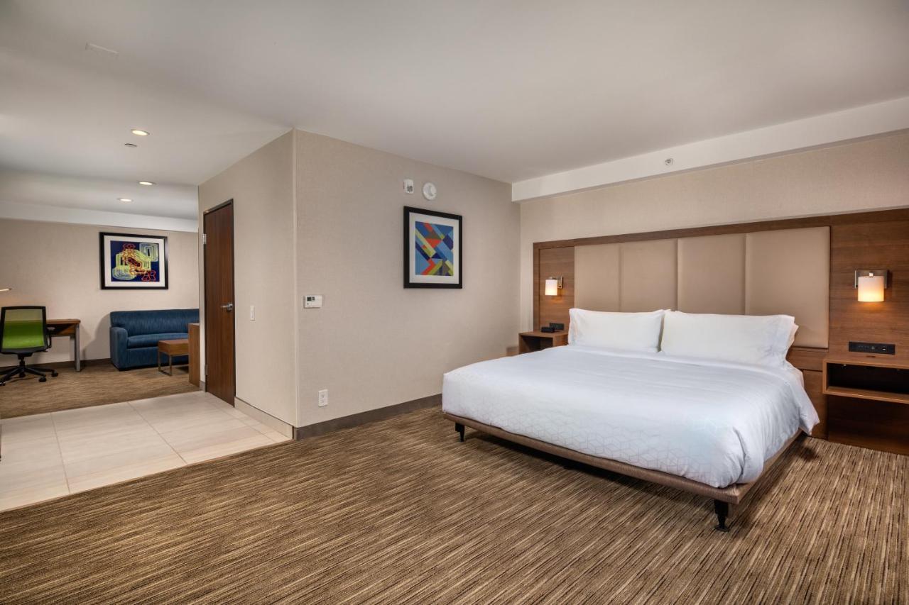 Holiday Inn Express & Suites Chatsworth By Ihg Los Angeles Exterior photo