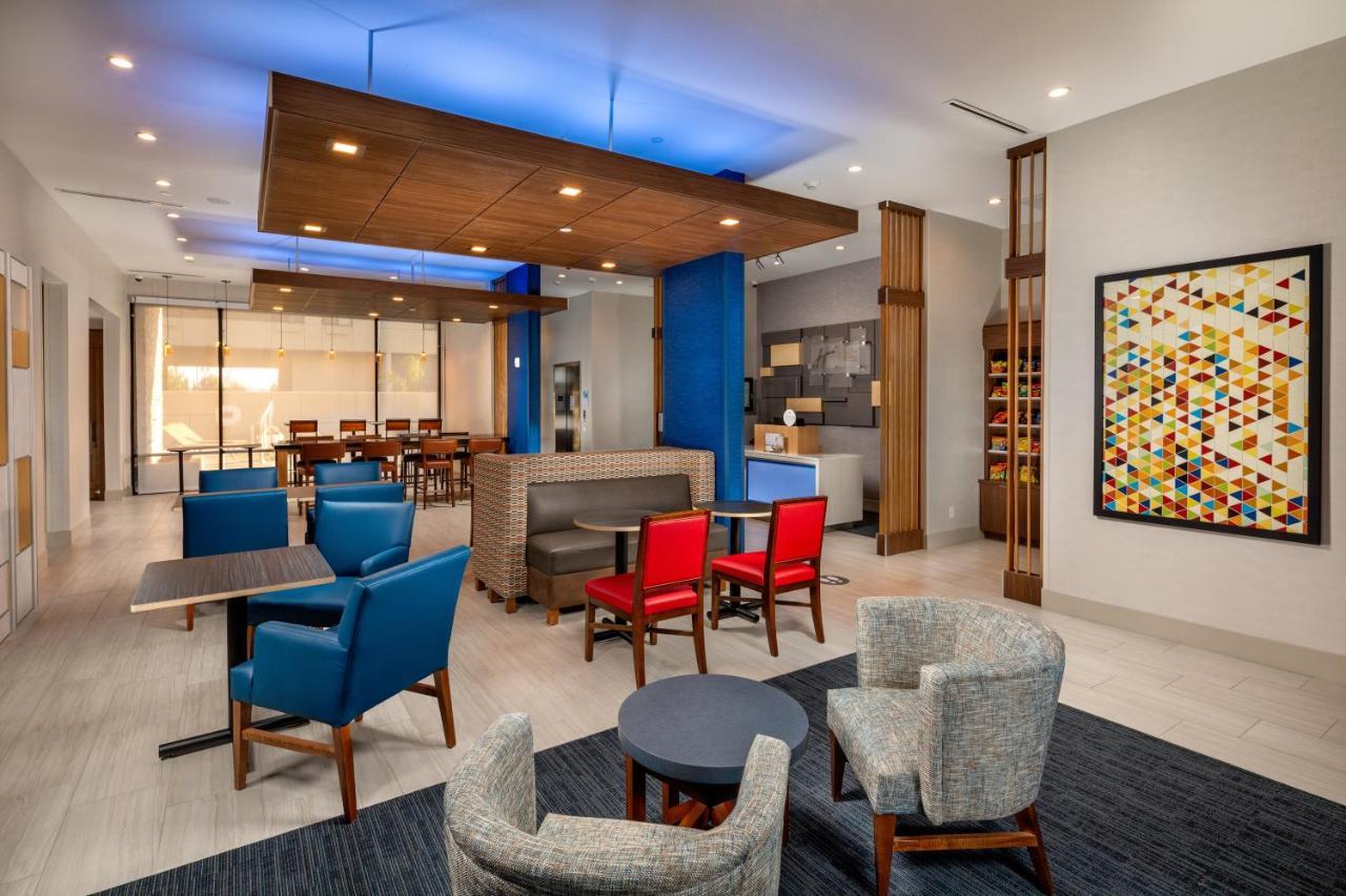 Holiday Inn Express & Suites Chatsworth By Ihg Los Angeles Exterior photo