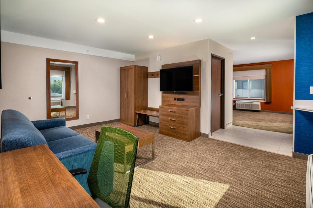 Holiday Inn Express & Suites Chatsworth By Ihg Los Angeles Exterior photo