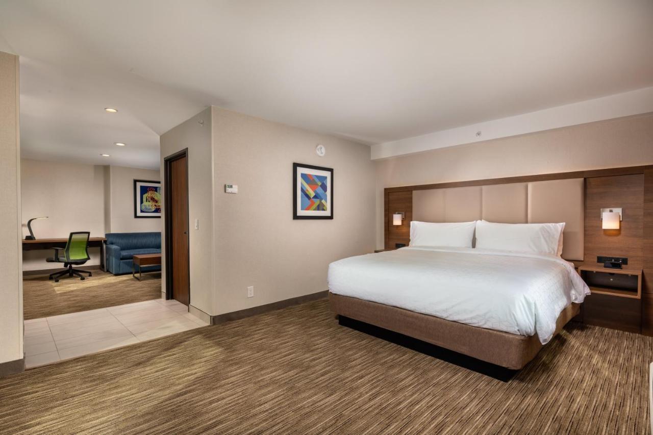 Holiday Inn Express & Suites Chatsworth By Ihg Los Angeles Exterior photo