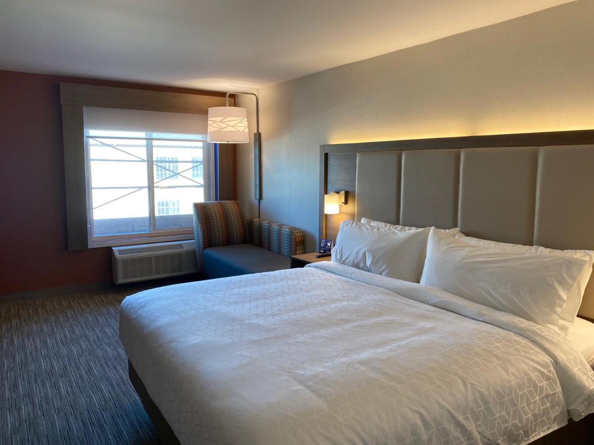 Holiday Inn Express & Suites Chatsworth By Ihg Los Angeles Exterior photo