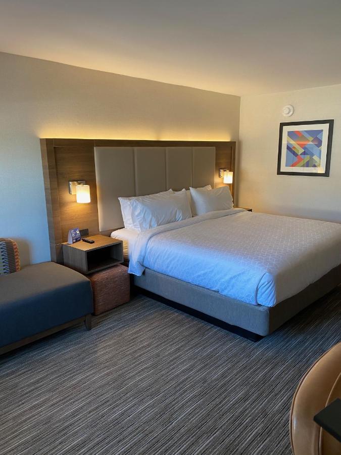 Holiday Inn Express & Suites Chatsworth By Ihg Los Angeles Exterior photo