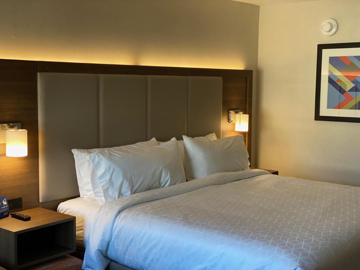 Holiday Inn Express & Suites Chatsworth By Ihg Los Angeles Exterior photo